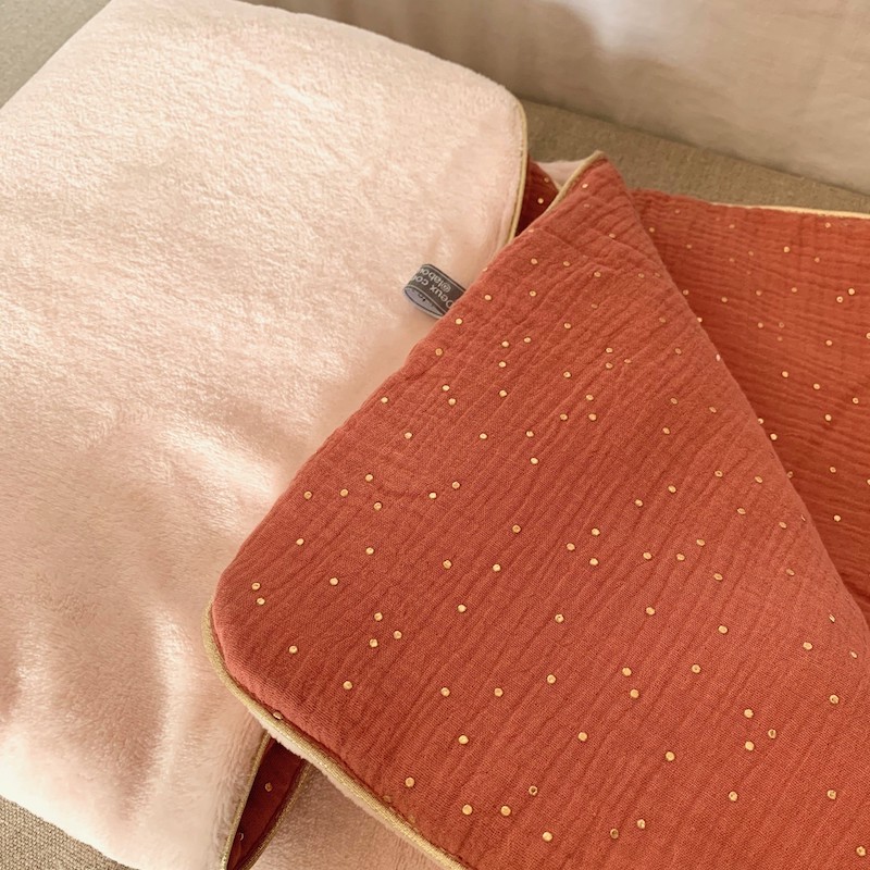 Couverture bébé chaude mixte en double gaze rose marsala à pois dorés